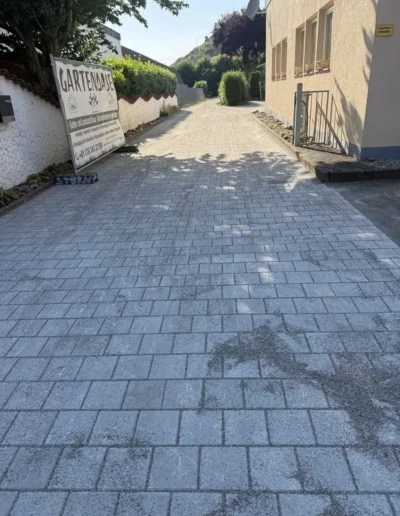 durchfahrt gepflastert