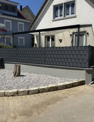 frischer kiesvorgarten
